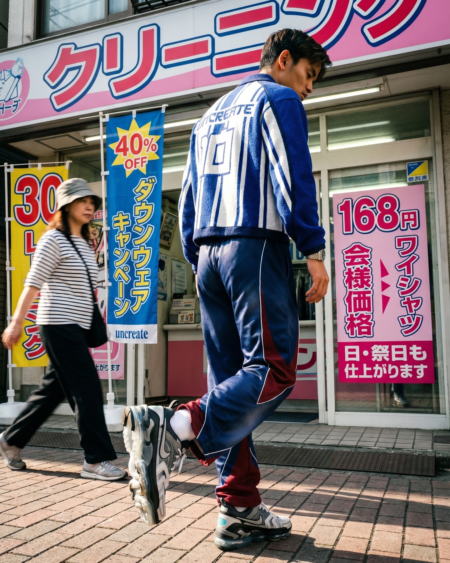 Blue and white tracksuit street styling